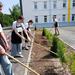 Трудовой десант по уборке мусора на школьном дворе