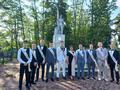 Выпускники возложили цветы
