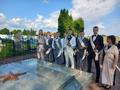 Выпускники возложили цветы