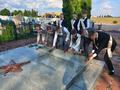 Выпускники возложили цветы