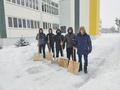 Учащиеся 9-х классов гимназии  вышли на борьбу со снегом. Присоединяйтесь! 