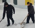 Учащиеся 9-х классов гимназии  вышли на борьбу со снегом. Присоединяйтесь! 