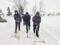 Учащиеся 9-х классов гимназии  вышли на борьбу со снегом. Присоединяйтесь! 