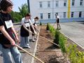 Трудовой десант по уборке мусора на школьном дворе