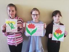 Самый дорогой подарок тот, который сделан своими руками. Учащиеся гимназии поздравили своих мам с праздником.