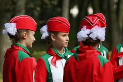 Радасным крокам з песняй вясёлай